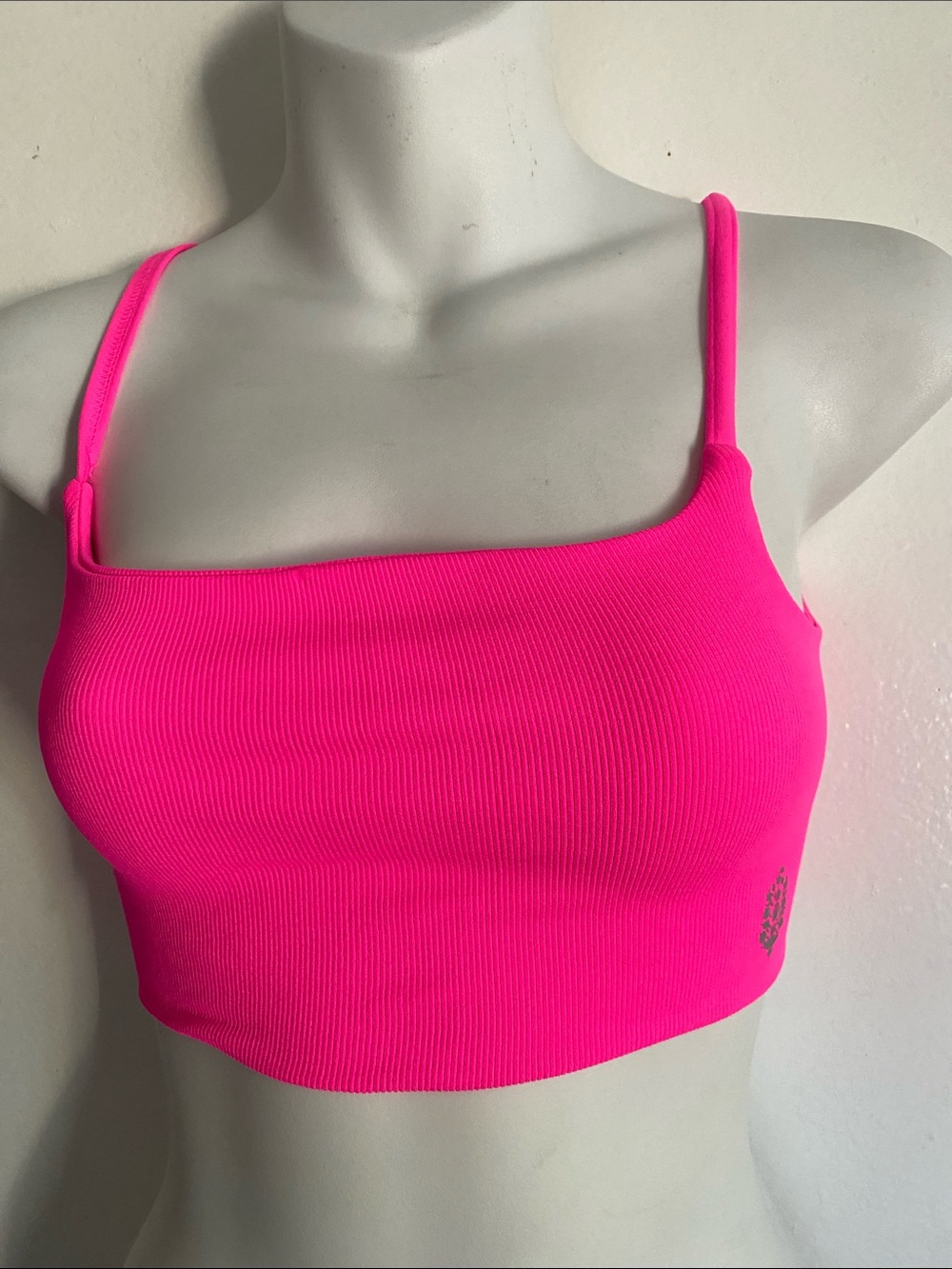 Free people Hot Pink Ribbed Cropped Tank with Embellishment new whithout tag.s